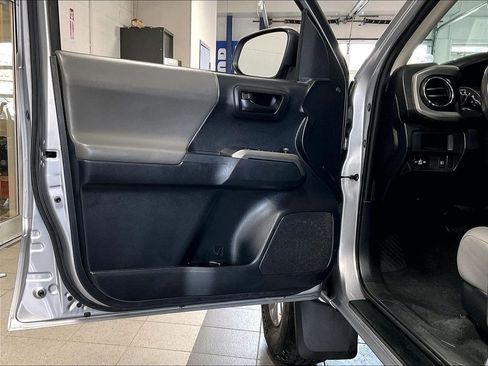 Used 2018 Toyota Tacoma SR5 AWD/4WD image 9