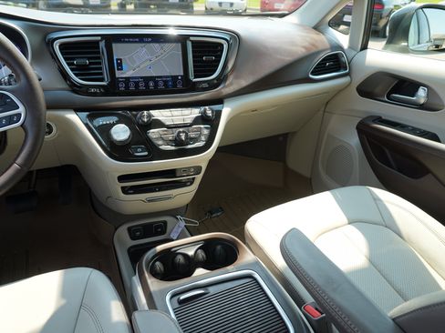 Used 2018 Chrysler Pacifica Touring-L Plus w/ Advanced Safetytec Group FWD image 21