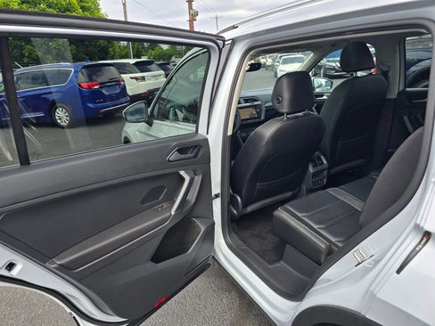 Used 2018 Volkswagen Tiguan SEL Premium w/ 3rd Row Seat Package AWD/4WD image 16