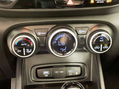 Used 2025 Hyundai Venue Limited FWD image 9