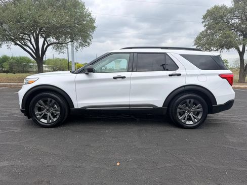 Used 2021 Ford Explorer XLT w/ Equipment Group 202A RWD image 3