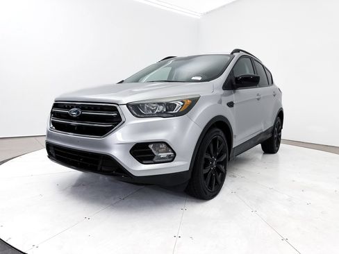 Used 2018 Ford Escape SE w/ SE Sport Appearance Package FWD image 9