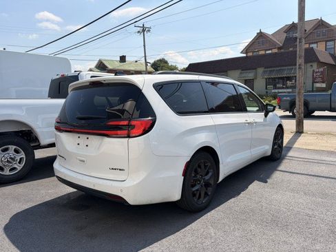 Used 2025 Chrysler Pacifica Limited FWD image 3