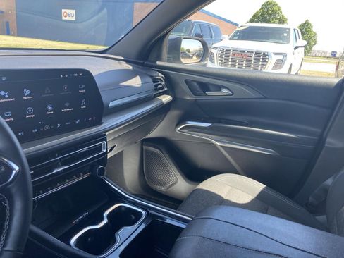 Used 2025 Chevrolet Traverse LT FWD image 16