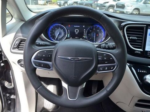 Used 2023 Chrysler Pacifica Touring-L FWD image 19