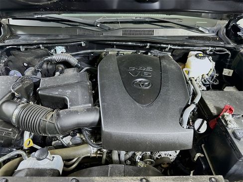 Used 2023 Toyota Tacoma TRD Off-Road w/ Technology Package image 9