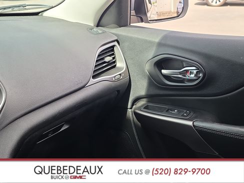 Used 2019 Jeep Cherokee Latitude w/ Popular Appearance Group FWD image 11