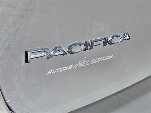 Used 2023 Chrysler Pacifica Touring-L image 13