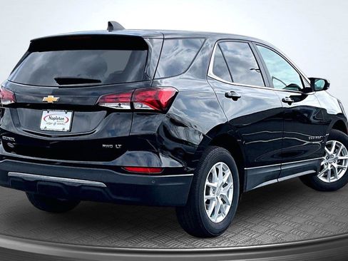 Used 2023 Chevrolet Equinox LT image 2