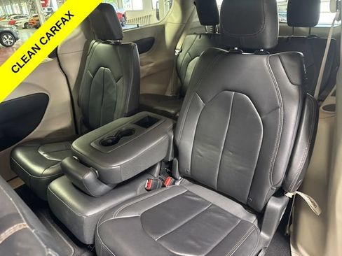 Used 2017 Chrysler Pacifica Touring-L w/ Tire & Wheel Group FWD image 26