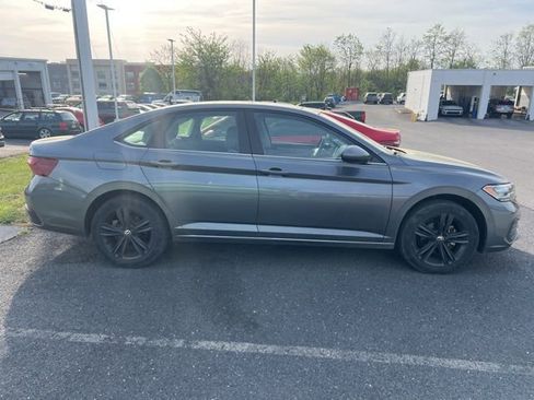 Used 2022 Volkswagen Jetta SE w/ Panoramic Sunroof Package image 5