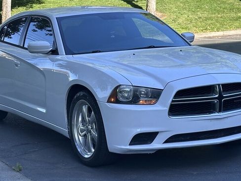 Used 2014 Dodge Charger SE RWD image 4
