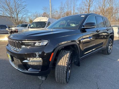 Used 2025 Jeep Grand Cherokee Limited w/ MOPAR Finishing Package image 3