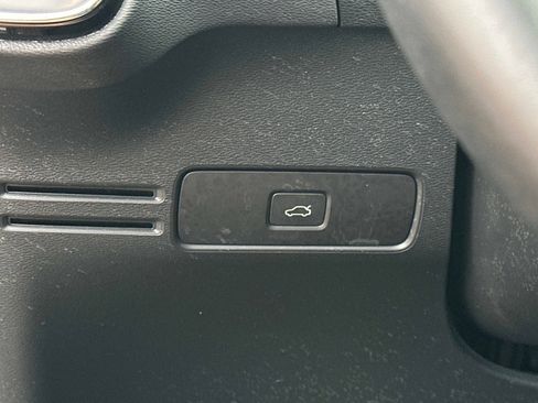 Certified 2023 Volvo XC40 B5 Ultimate w/ Protection Package Premier image 30