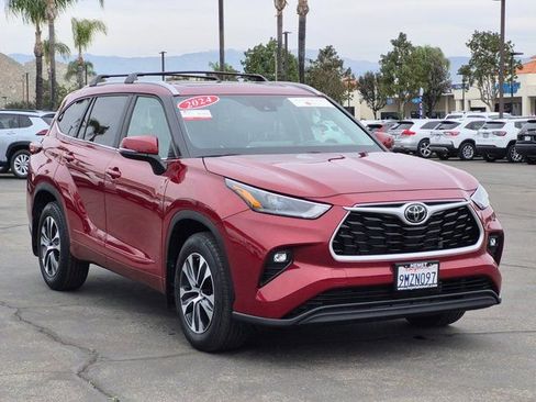 Used 2024 Toyota Highlander XLE image 3