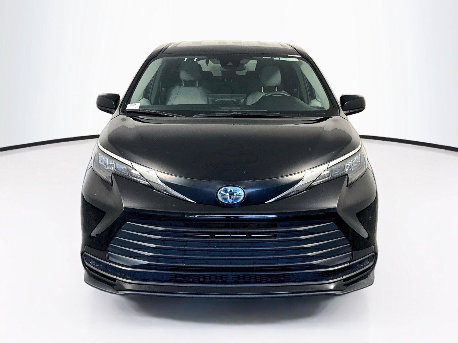 Used 2025 Toyota Sienna LE FWD image 9