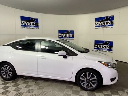 Used 2025 Nissan Versa SV FWD image 3