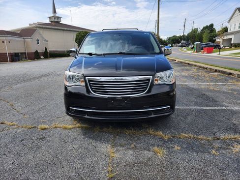 Used 2015 Chrysler Town & Country Touring-L w/ Driver Convenience Group FWD image 2