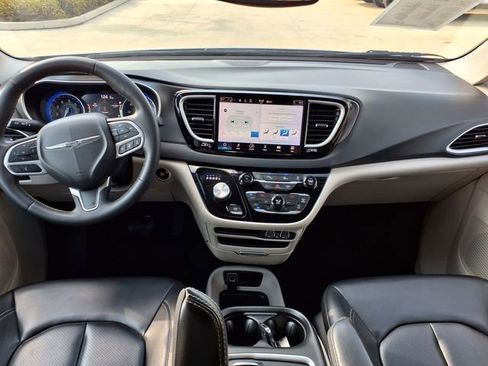 Used 2023 Chrysler Pacifica Touring-L FWD image 24