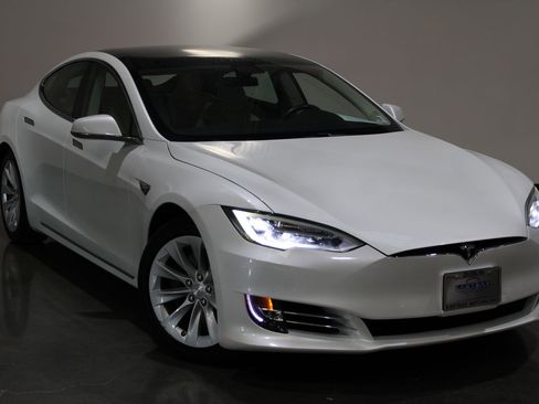 Used 2018 Tesla Model S 75D image 2