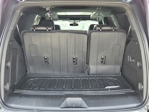 Used 2022 GMC Yukon SLT w/ SLT Premium Package image 16