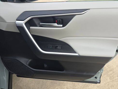 Used 2022 Toyota RAV4 XLE Premium image 30