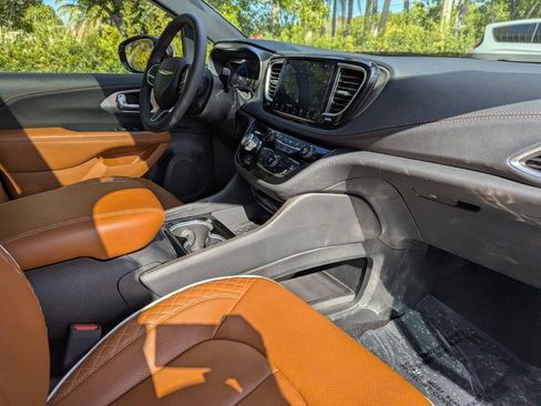 Used 2025 Chrysler Pacifica Pinnacle w/ Trailer Tow Group image 9