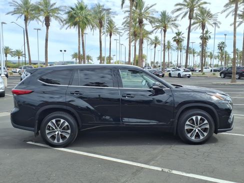 Used 2022 Toyota Highlander XLE AWD/4WD image 3