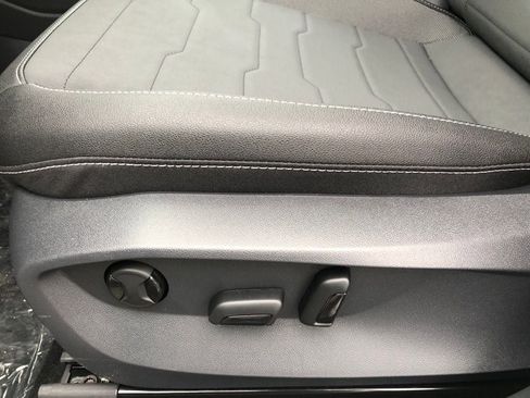 New 2026 Volkswagen Taos SE image 13