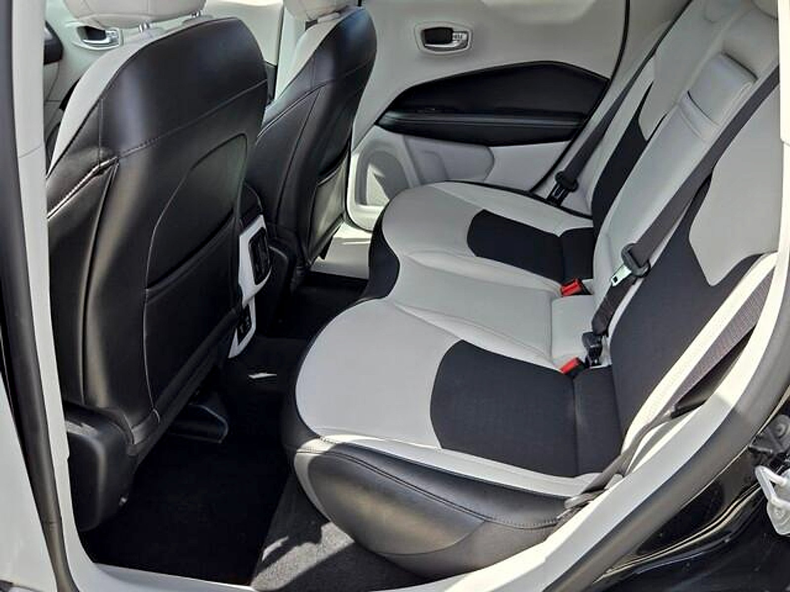 Used 2019 Jeep Compass Latitude FWD image 11