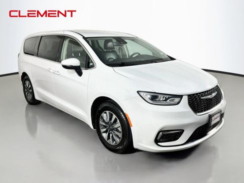 Used 2023 Chrysler Pacifica Touring-L FWD image 4