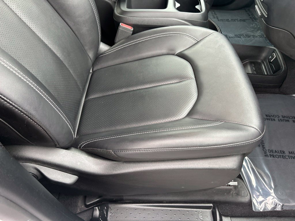 Used 2025 Chrysler Pacifica Select FWD image 40