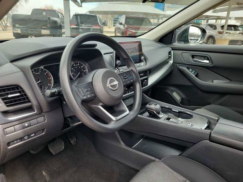 Used 2024 Nissan Rogue SV image 2