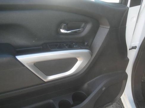 Used 2018 Nissan Titan SV AWD/4WD image 16