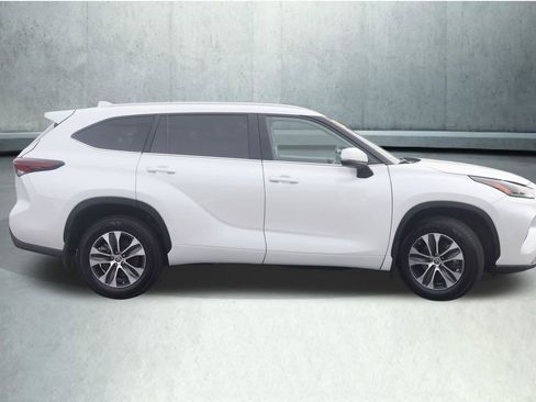 Used 2024 Toyota Highlander XLE AWD/4WD image 10
