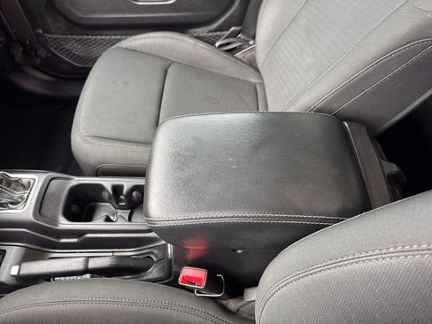 Used 2020 Jeep Wrangler Unlimited Sahara image 38