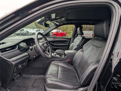 Used 2023 Jeep Grand Cherokee Overland w/ Advanced Protech Group III image 14