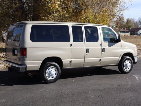 Used 2009 Ford E-350 and Econoline 350 Super Duty Wagon image 4
