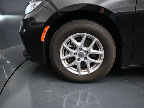 Used 2023 Chrysler Pacifica Touring-L FWD image 18