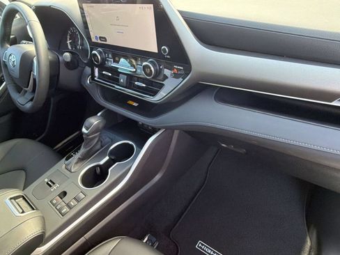 Certified 2025 Toyota Highlander XLE FWD image 33