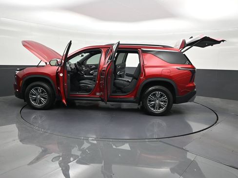 Used 2024 Chevrolet Traverse LT FWD image 35