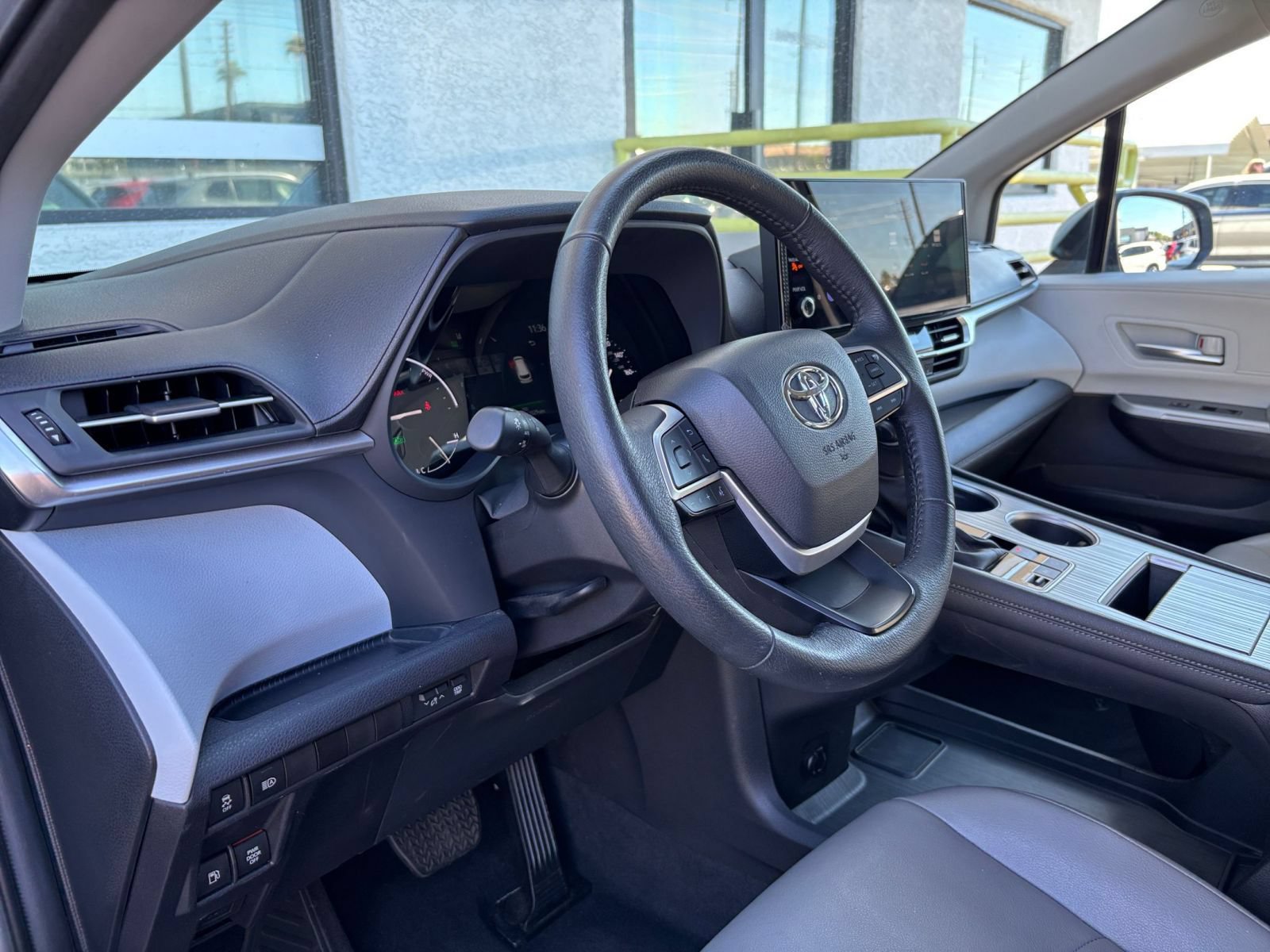 Used 2025 Toyota Sienna XLE FWD image 36