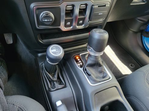 Used 2022 Jeep Wrangler Sport AWD/4WD image 19