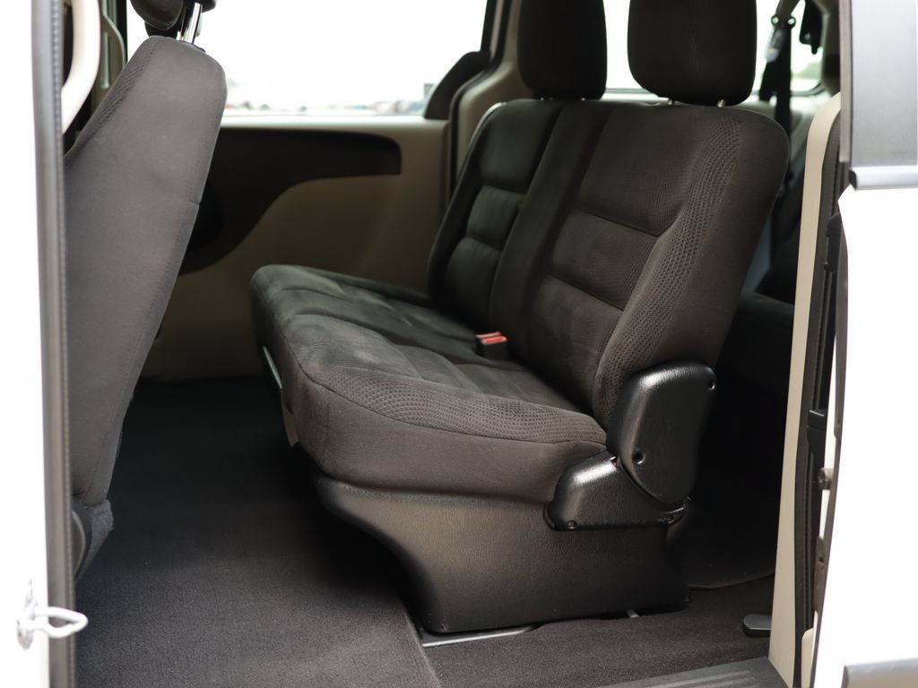 Used 2016 Dodge Grand Caravan American Value Package FWD image 21