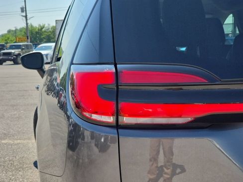 Certified 2023 Chrysler Pacifica Touring-L FWD image 11
