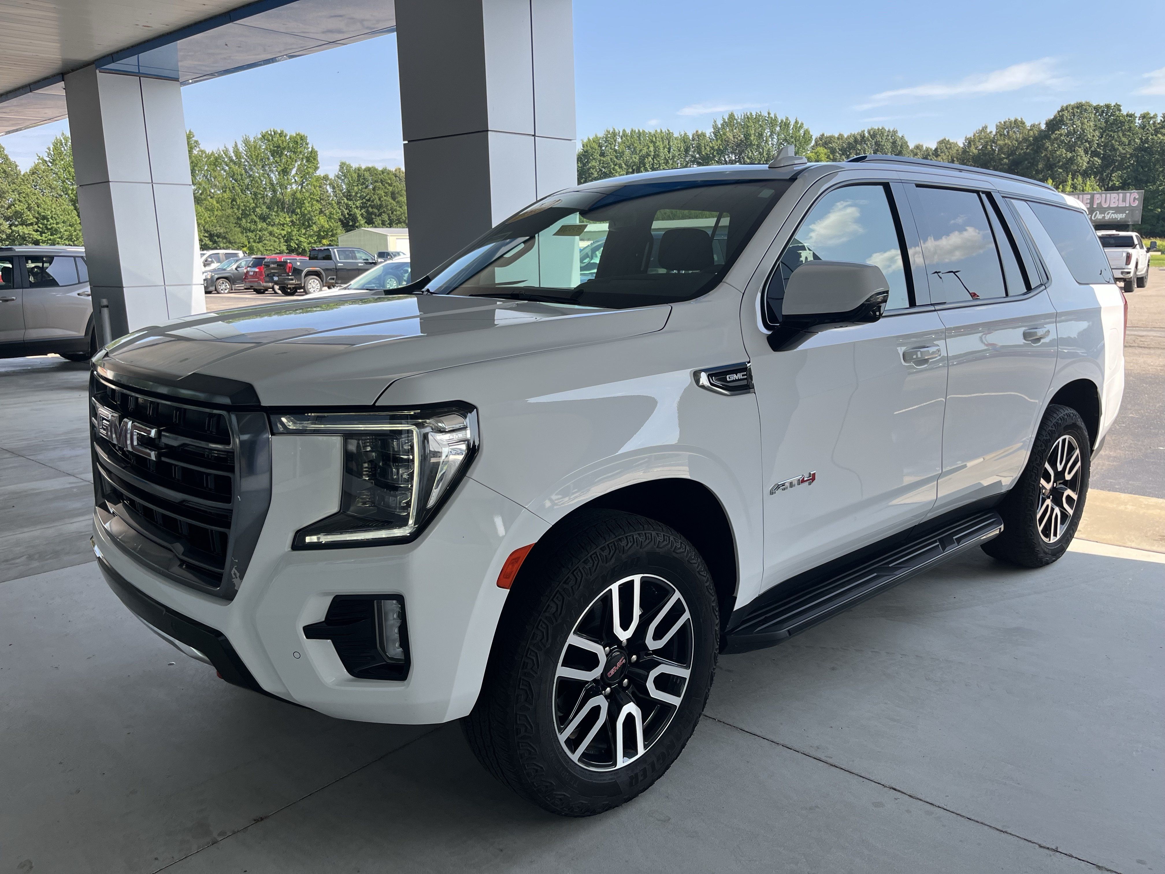 Used 2024 GMC Yukon AT4 w/ Technology Package AWD/4WD image 1