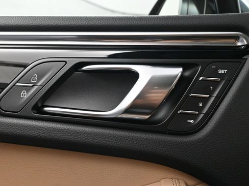 Certified 2026 Porsche Macan AWD/4WD image 18