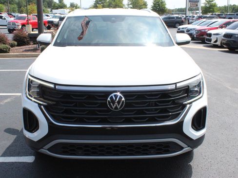 Used 2024 Volkswagen Atlas Cross Sport SE FWD image 3