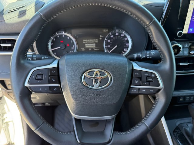 Used 2024 Toyota Highlander LE FWD image 15