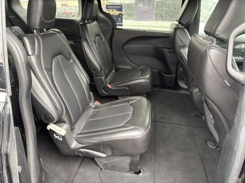 Used 2025 Chrysler Pacifica Select FWD image 15